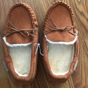 Bear paw slippers never worn! Too small for me never been worn ! Size is 7/8 US